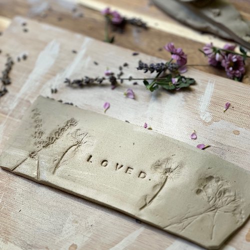 ورشة طباعة الورد و الدانتيل عالخزف (slab building) قطعتين